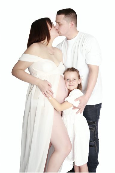 Family of 3 becomes 4, maternity photoshoot with first child. 